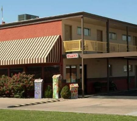 Big Bend Traveler'S Inn Great Bend Exterior foto